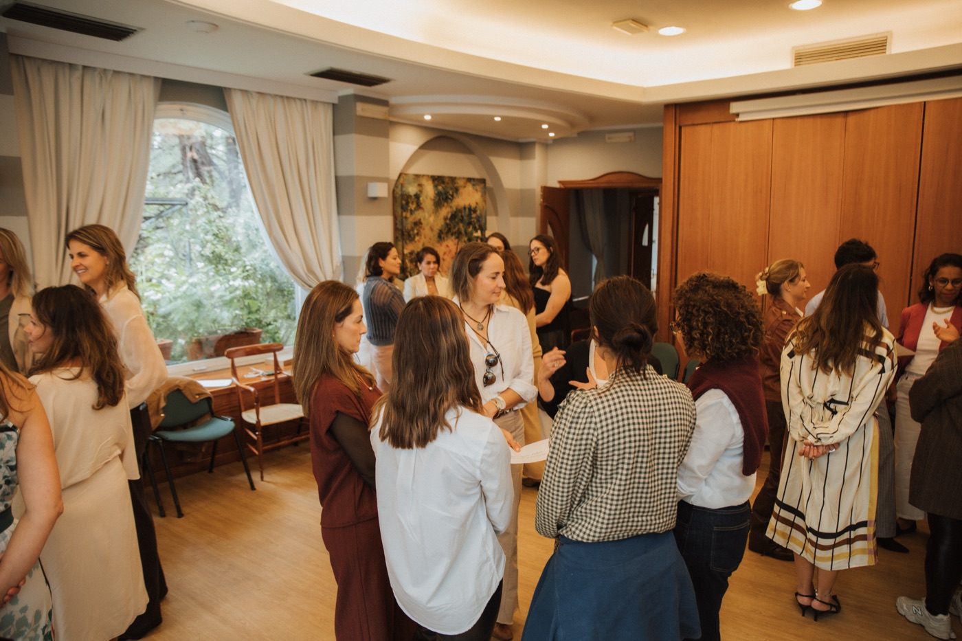 Participantes do Origens conversando em grupo depois da palestra