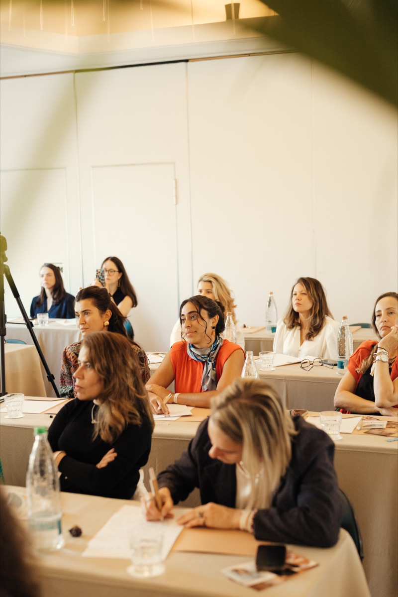 Participantes do Origens escrevendo durante a palestra